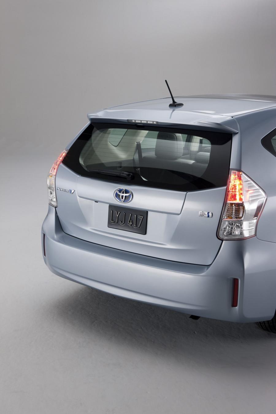  Toyota Prius V 2011 года  (фото 11 из 208)